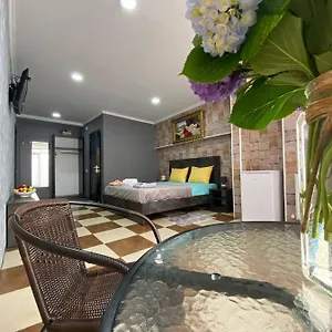4* מלון West